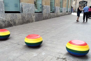 Pintan tres bolardos del color del arco iris como símbolo del “respeto a lo diferente”