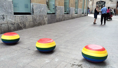Pintan tres bolardos del color del arco iris como símbolo del “respeto a lo diferente”