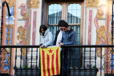 EH Bildu cuelga la estelada  en el Ayuntamiento de Durango en apoyo a la consulta catalana