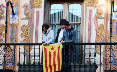 EH Bildu cuelga la estelada  en el Ayuntamiento de Durango en apoyo a la consulta catalana