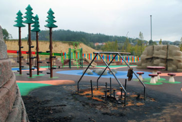 Desconocidos calcinan un columpio y una casita de la zona de juegos de Betarragane