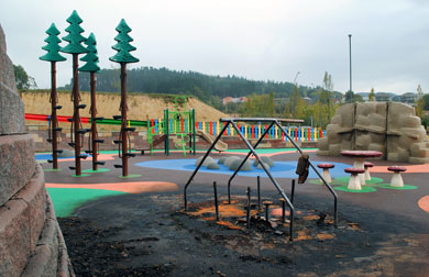 Desconocidos calcinan un columpio y una casita de la zona de juegos de Betarragane