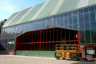 Instalan puertas correderas en el frontón de Izurtza