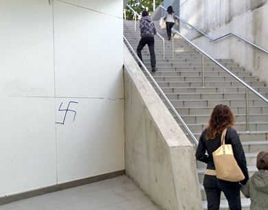 Borran las esvásticas de la estación de tren de Durango