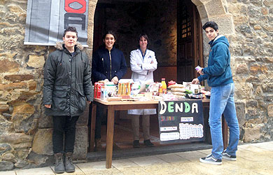 Los alumnos de San Antonio Santa Rita Ikastetxea organizan un mercado de comercio justo