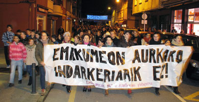 Varios miles de personas repudian en Abadiño el doble asesinato machista