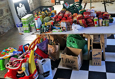 Atxondoko Gaztetxeak 450 kilo elikagai eta 100 jostailu batu ditu bilketa solidarioan