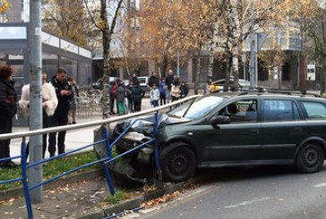 Pierde el control del coche y se empotra contra una barandilla