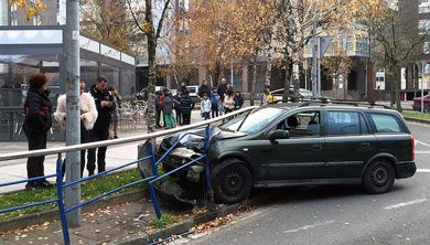 Pierde el control del coche y se empotra contra una barandilla