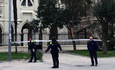 El viento parte un árbol y hace que caiga en Kurutziaga