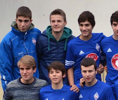 La FIFA impide jugar a fútbol a un chaval rumano de 14 años del Amorebieta