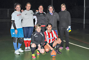 Las amatxus juegan a fútbol