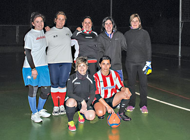 Las amatxus juegan a fútbol