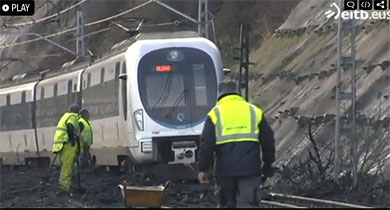 Descarrila un tren sin pasajeros en Iurreta al no poder sortear un desprendimiento