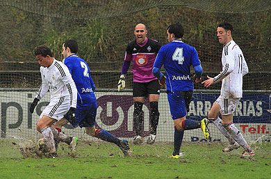 Un polémico ‘gol fantasma’ permite puntuar al Amorebieta