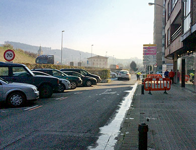 La calzada de Bidebarrieta se repara para evitar los charcos