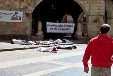La Ertzaintza retira pancartas con una foto de Gastañazatorre disfrazado de militar nazi