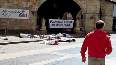 La Ertzaintza retira pancartas con una foto de Gastañazatorre disfrazado de militar nazi