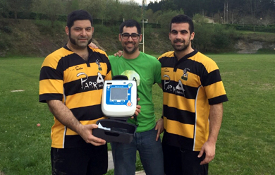 Elorrioko Rugby Taldeak Parra Tabernak emandako desfibriladorea jaso du