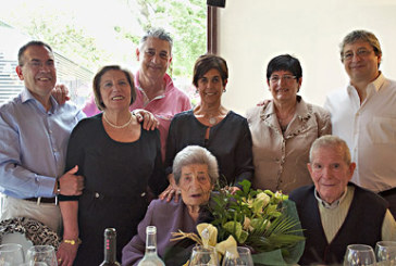 Juanita Erdoiza celebra 100 años rodeada de su familia