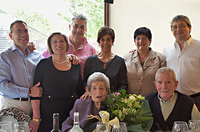 Juanita Erdoiza celebra 100 años rodeada de su familia