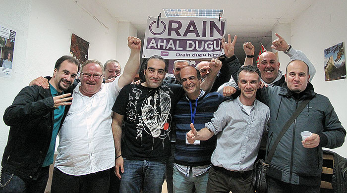Julián Ríos y otros integrantes de la candidatura de Herriaren Eskubidea celebran los resultados en Durango.