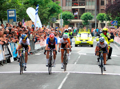 Guarnier gana en una confusa etapa de la Emakumeen Bira