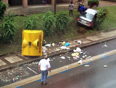 Un turismo invade una zona ajardinada en Zabalekoa a causa de un choque
