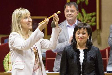 Ana Otadui recibe la makila de las Juntas Generales