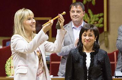 Ana Otadui recibe la makila de las Juntas Generales
