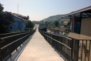 Finalizan las obras de la pasarela de acceso al barrio zornotzarra de Zubizabala