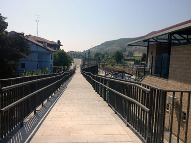 Finalizan las obras de la pasarela de acceso al barrio zornotzarra de Zubizabala