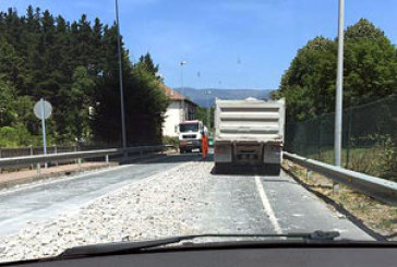 Un camión pierde parte de su carga en la carretera que une Durango con Urkiola