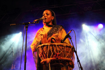 Aziza Brahimek Saharako doinuak gerturatuko ditu bihar Elorrioko Lariz jauregira