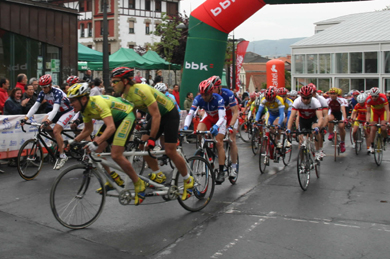 Ciclistas discapacitados de varios países de Europa compiten esta tarde en Elorrio
