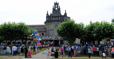 Homenaje a la patrona antes del recital de Los Sabandeños