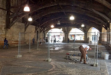 La renovación del pavimento del pórtico de Andra Mari durará hasta septiembre