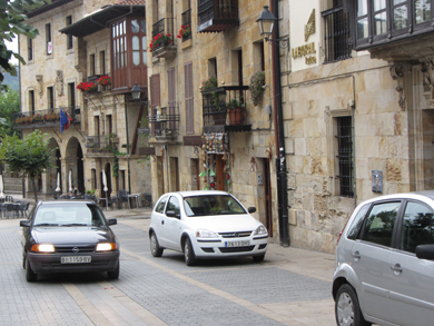 Elorrio decide restringir las tareas de carga y descarga en la calle Berrio-Otxoa