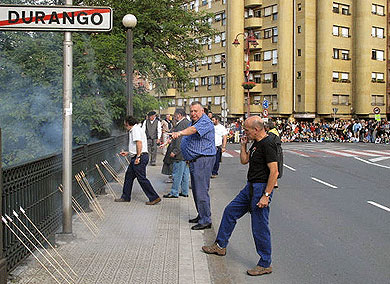 Los ‘Sanmigeles’  de Iurreta suben los decibelios de la primera txanpa festiva