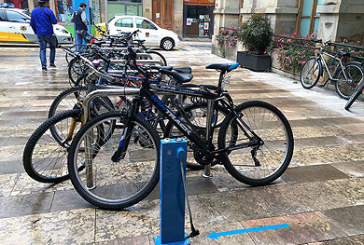 Instalan un inflador de ruedas junto al ‘aparcabicis’ del Ayuntamiento de Durango