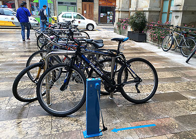 Instalan un inflador de ruedas junto al ‘aparcabicis’ del Ayuntamiento de Durango