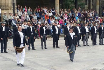 El olor a pólvora y el estruendo de las salvas se han mezclado con el sonido del txistu