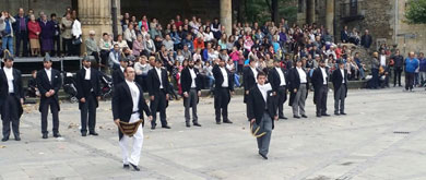 El olor a pólvora y el estruendo de las salvas se han mezclado con el sonido del txistu
