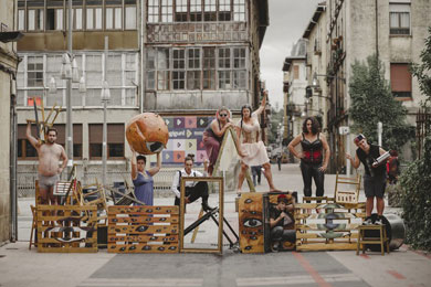 Karrika levanta el telón festivo con una barricada en Ezkurdi