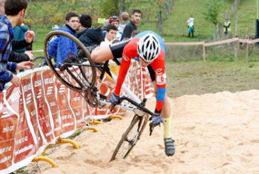 Aitor Hernández levanta los brazos en  Abadiño con Egoitz Murgoitio en quinta posición