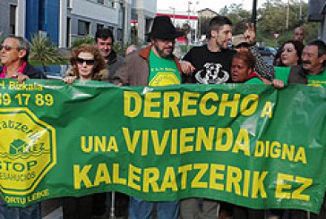 La presión vecinal suspende el desahucio de un joven de 33 años de Amorebieta