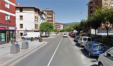 Una OTA gratuita impedirá aparcar más de una hora en la calle principal de Traña-Matiena