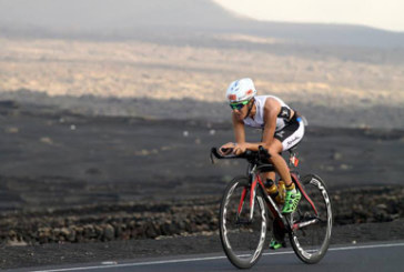 Gurutze Frades acaricia el Ironman de Hawai tras cruzar la meta segunda en Malaysia