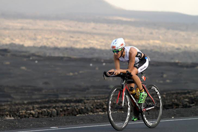 Gurutze Frades acaricia el Ironman de Hawai tras cruzar la meta segunda en Malaysia