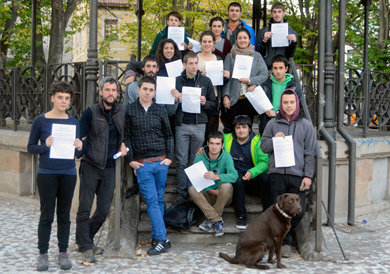 Sinadura bilketa hasi du Durangoko gazte talde batek etxebizitza eskubidearen alde